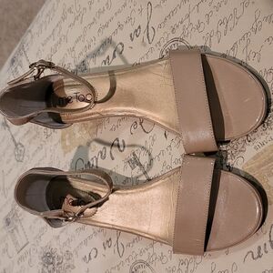 EUC me Too Faux Patent Leather Tan Shoes Size 7.5